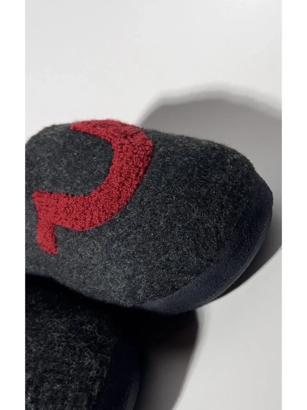 True Religion Men’s Gray Red Logo Faux Wool Clog Slippers Size M 9-10